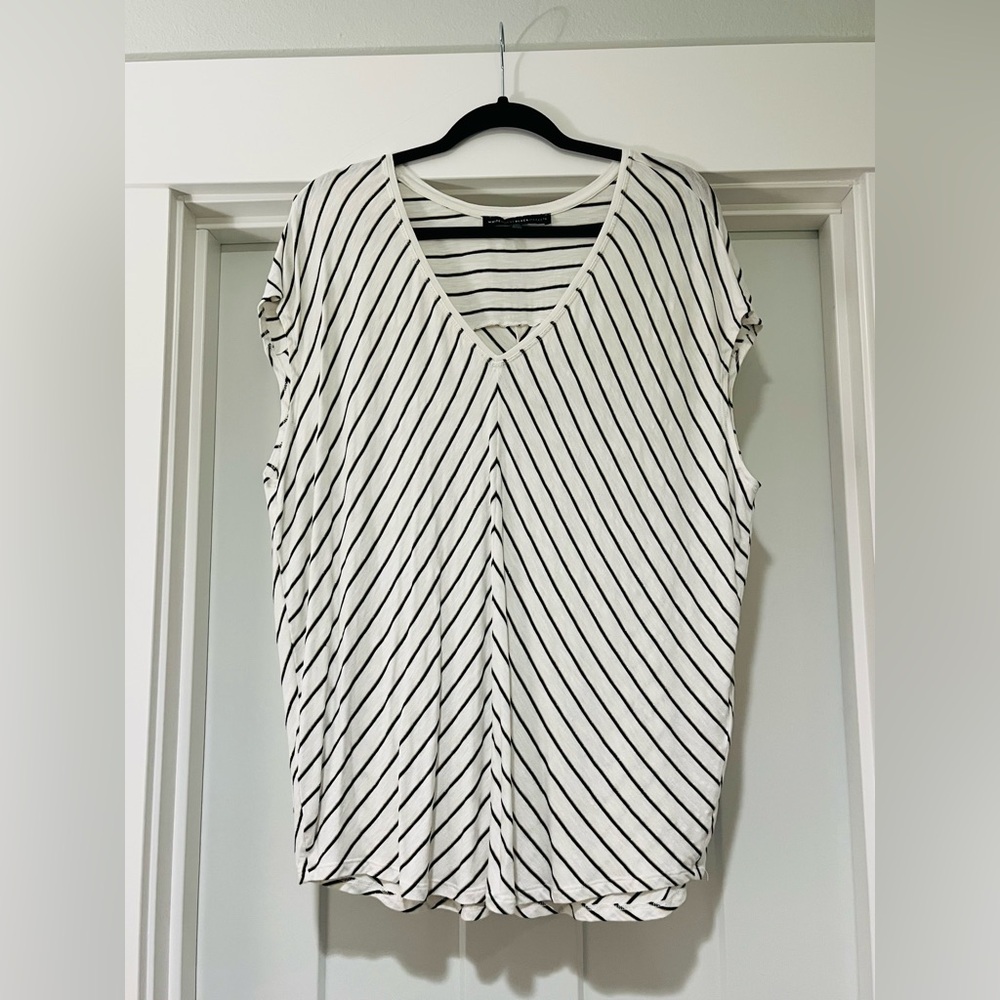 White House Black Market jetsetter tee. Black/gold stripe. Size XL.
